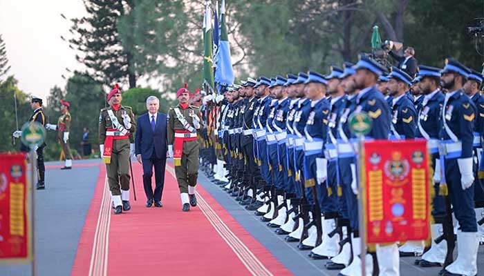 Uzbekistan President Shavkat Mirziyoyev receives guard of honour at Prime Ministers House, Islamabad on February 5, 2026. — PID