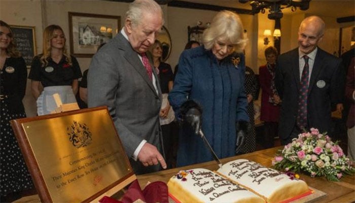 Queen Camilla scolds King Charles during cake cutting