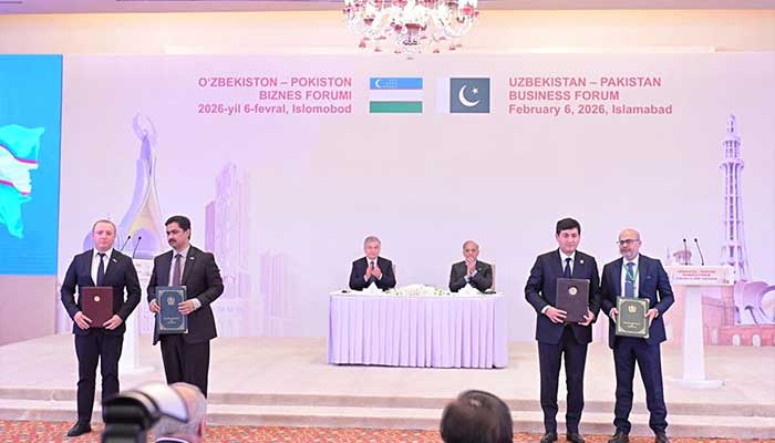 Prime Minister Shehbaz Sharif and Uzbekistan President Shavkat Mirziyoyev witnessing the MoUs exchange between Pakistan and Uzbek businesses in Islamabad on February 6, 2026. — PID