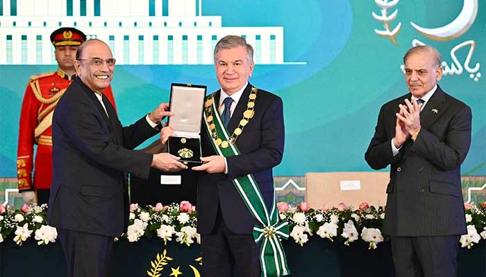 President Asif Ali Zardari confers the Nishan-e-Pakistan on the Uzbekistan President Shavkat Mirziyoyev during a special investiture ceremony in the presence of Prime Minister Muhammad Shehbaz Sharif, at Aiwan-e-Sadr, Islamabad, February 6, 2026. — PID