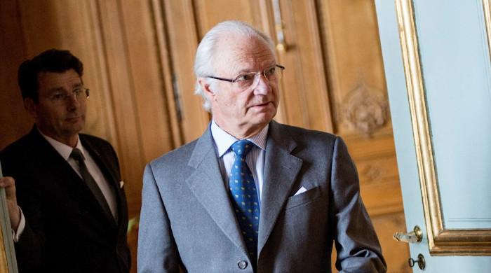 Swedish king takes hands-on experience in unique outing