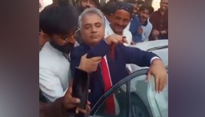 Incharge of the Sindh University’s Dadu campus, Professor Azhar Shah can be seen in this screengrab taken from a video. — X/@Arshadyousafzay