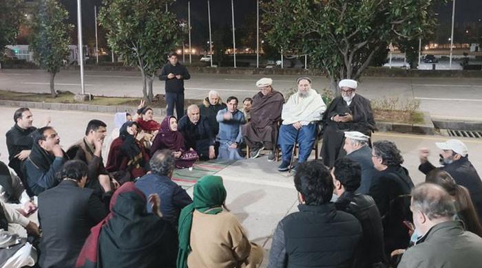 Amid opposition's sit-in, govt decides to shift ailing Imran Khan to hospital