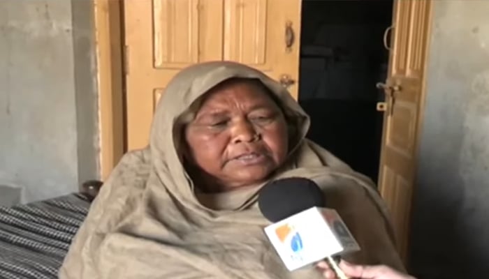 Razia Bibi, the woman who was smuggled from Bangladesh to Pakistan decades ago, speaks to Geo News in Pattoki, Punjab. — Screengrab via YouTube Geo News