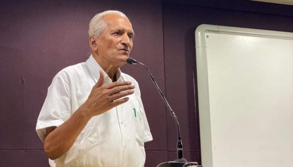 Prof Vipin Kumar Tripathi is seen addressing a classroom in this photograph. — Facebook/Smart INDIA