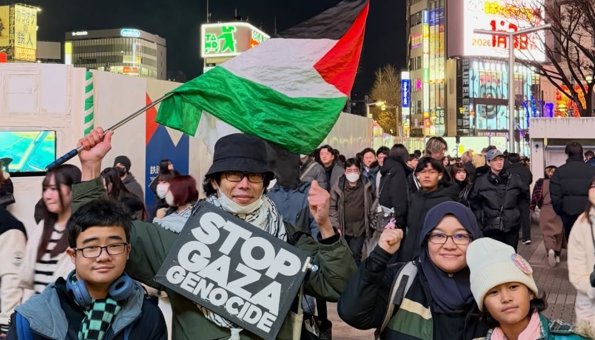 Japanese peace activist Yusuke Furusawa is photographed with his fans. — Instagram/@furusawayusuke_