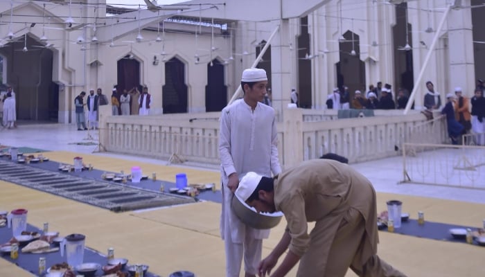Students arranging Iftar of first Ramadan at Jamia Haqqania Cantt in Peshawar, KP, March 2, 2025. — INP