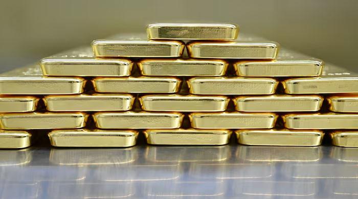 Gold falls on easing geopolitical risks, stronger dollar