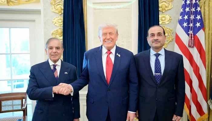 (Left to right) Prime Minister Shehbaz Sharif, US President Donald Trump, and Field Marshal Asim Munir pose for a photo at the White House in Washington, on September 25, 2025. — X/PakPMO