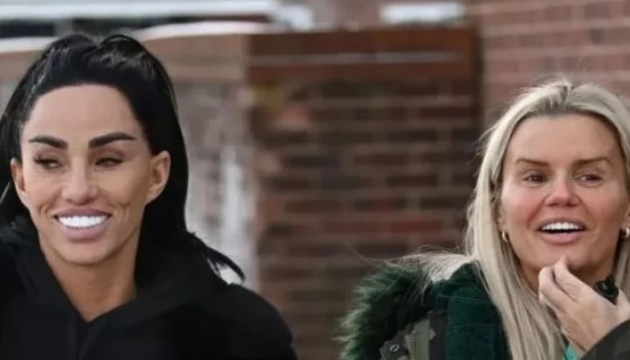 Katie said Kerry and Paolo would be special guests at her second wedding back in the UK