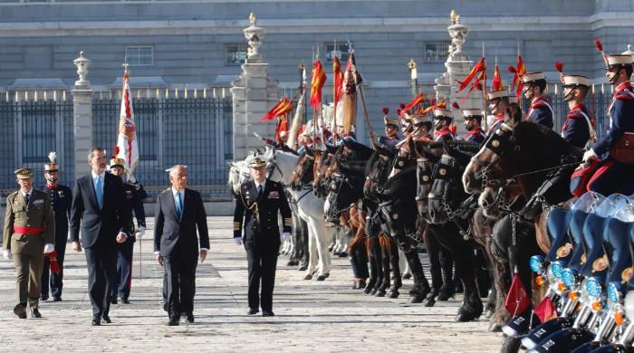 King Felipe hosts Portuguese president in grand palace display