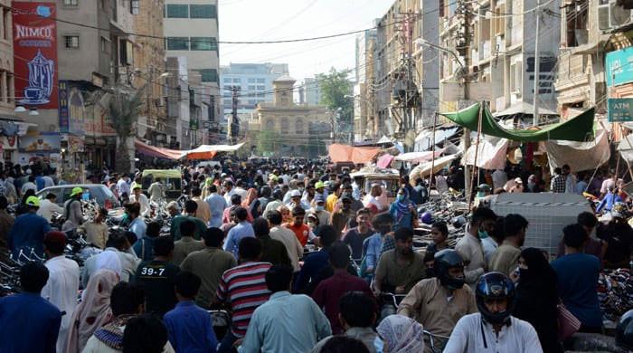 How many Pakistanis are registered at Nadra?