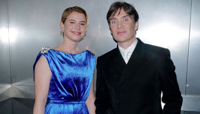 Cillian Murphy presents Jessie Buckley her first BAFTA in historic win