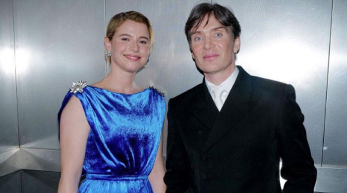 Cillian Murphy presents Jessie Buckley her first BAFTA in historic win
