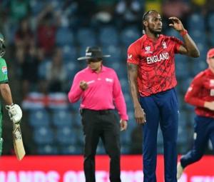 Farhan, Babar steady Pakistan in powerplay after Saim, Agha fall early