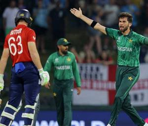 T20 World Cup: Pakistan bowlers strike but struggle to slow England's chase