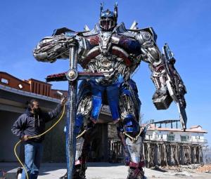 Pakistani sculptor turns scrap into colossal metal artworks