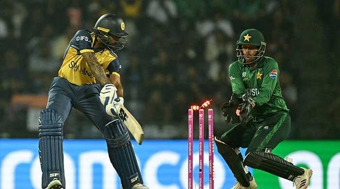 T20 World Cup: Pakistan take wickets but Sri Lanka keep scoring