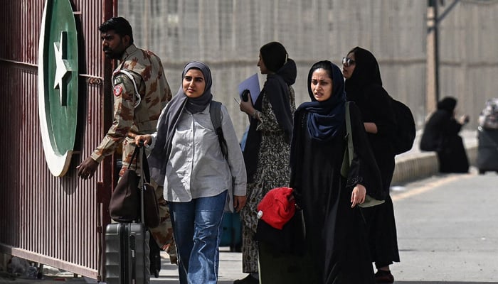 Pakistanis at remote border describe scramble to leave Iran 12 Pakistani nationals walk across the Taftan border after returning from Iran, in Balochistan province, on March 2, 2026 amid ongoing US-Israel strikes on Iran. — AFP