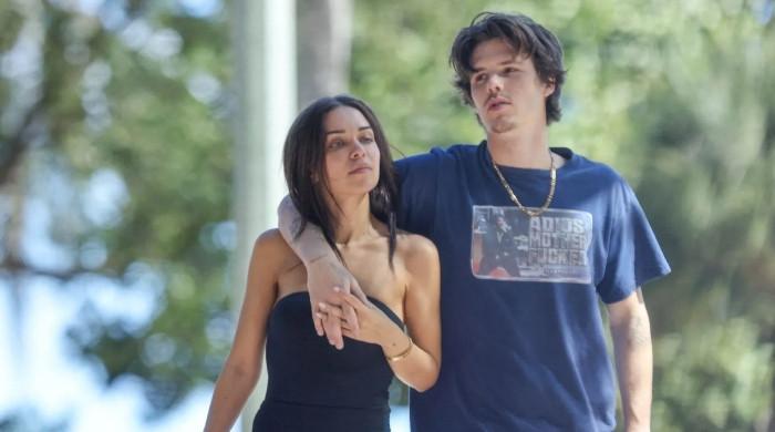 Cruz Beckham stops for fans to sign autographs ahead of Glasgow gig