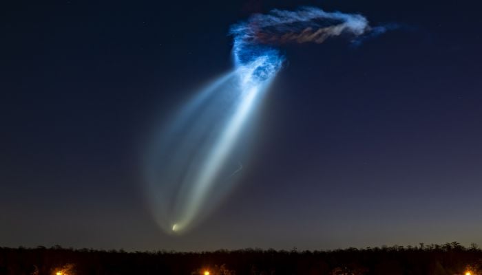 SpaceXs Falcon 9 rocket launch creates stunning jellyfish-like lightning over Florida
