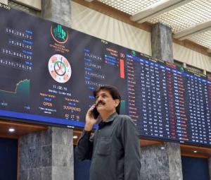 PSX falls as oil prices, shipping constraints weigh on sentiment