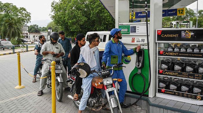 Sindh mulls 'limiting petrol supply' to vehicles amid fuel shortage concerns 