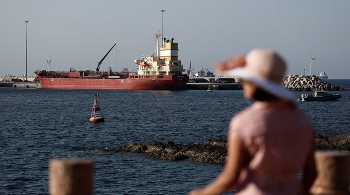 Oil falls as Trump predicts Middle East de-escalation