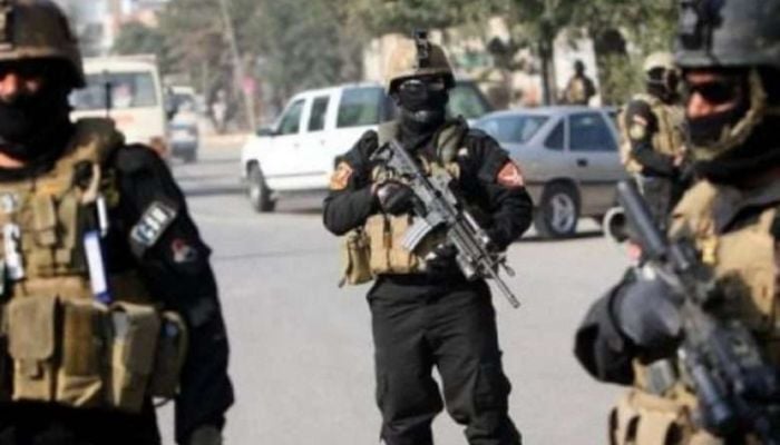 The picture shows law enforcement agency personnel. — APP/File