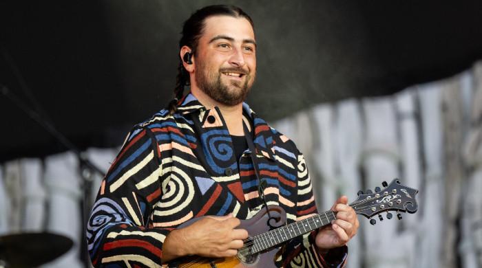 Noah Kahan sets record with new song 'Porch light' ahead of album release