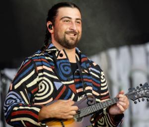 Noah Kahan sets record with new song 'Porch light' ahead of album release