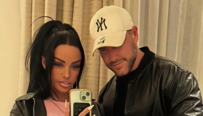 The couple exchanged vows in the hotels lush gardens, just two days after announcing their engagement