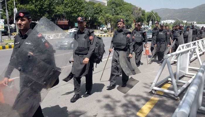 A large number of the personnel of Federal Constabulary (FC) are taking position outside Supreme Court on May 14, 2023. — Online