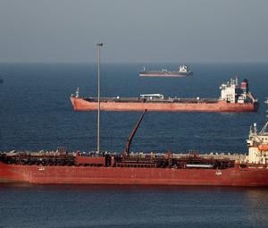 Oil hovers around $100, stocks mixed as Iran war rages