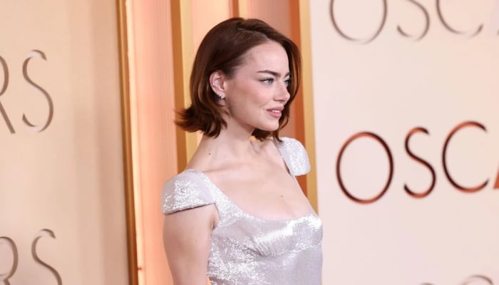 What Emma Stone did mid-Oscars has everyone talking
