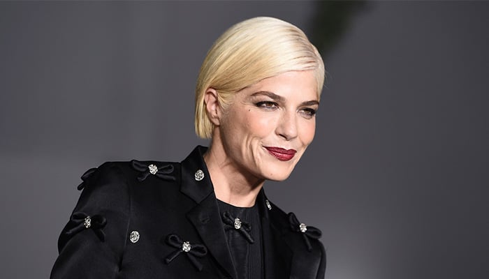 Selma Blair exudes elegance, strength at Vanity Fair Oscar Party red carpet