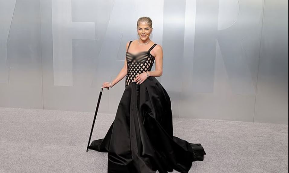 Selma Blair exudes elegance, strength at Vanity Fair Oscar Party red carpet