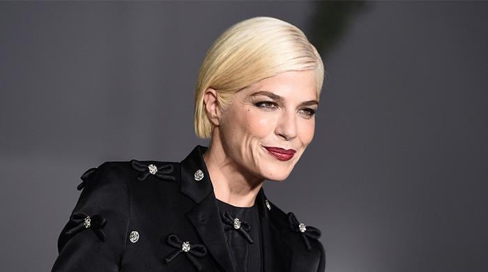 Selma Blair exudes elegance, strength at Vanity Fair Oscar Party red carpet