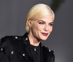 Selma Blair exudes elegance, strength at Vanity Fair Oscar Party red carpet
