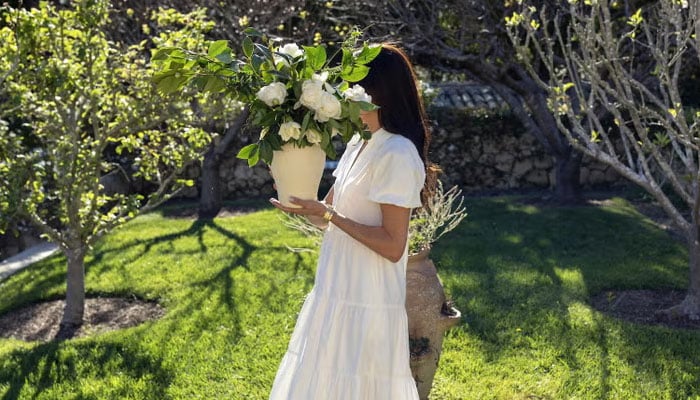 Meghan Markle drops bloom box with her little helpers