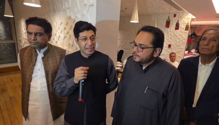 Consul General of Pakistan in Dubai, Hussain Mohammad, and expatriates thank overseas Pakistanis for their solidarity. — Reporter