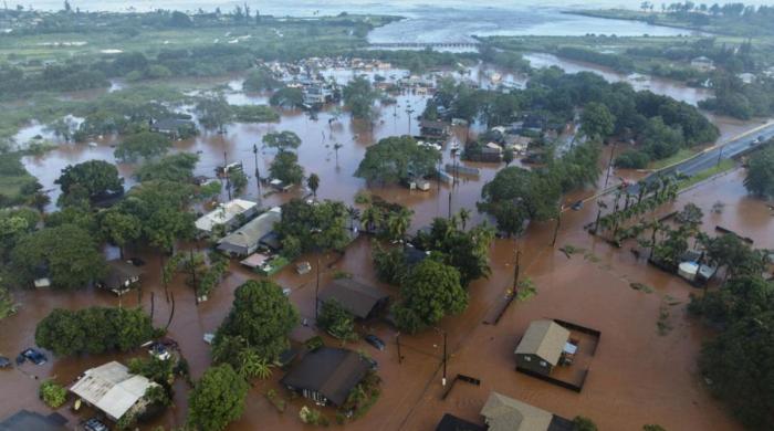 Hawaii flooding worst in two decades, officials warn 