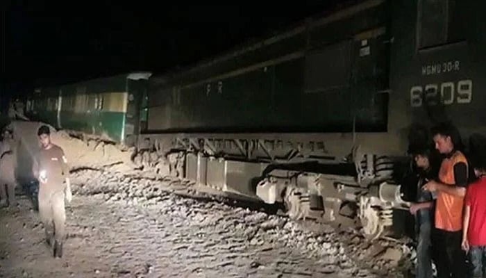 Police officials inspect derailed carriages at the site of a train accident in Nawabshah, as authorities assess damage and begin investigation. — Screengrab via Geo News