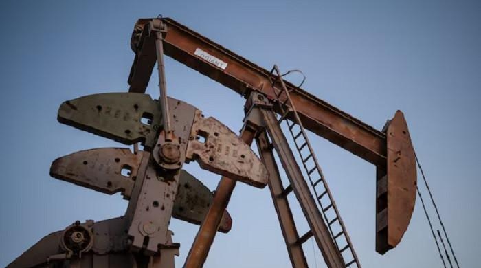 Oil tumbles nearly 6% to $98.30 as Trump sends Iran peace plan, markets rally