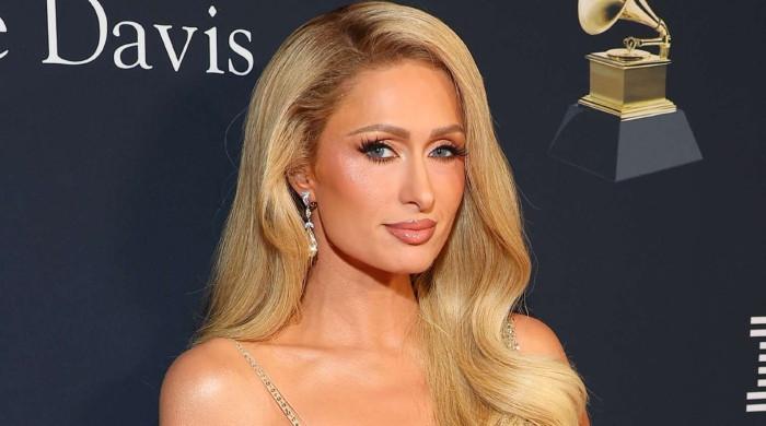Paris Hilton is back on stage and fans are 'sliving' 