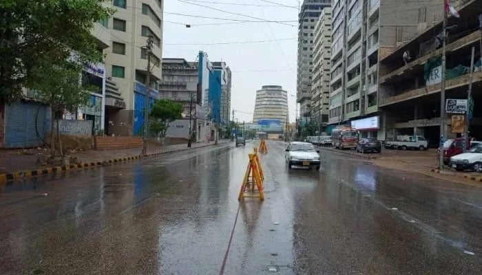 The picture shows II Chundrigar Road in Karachi on April 14, 2024. — Geo News/File