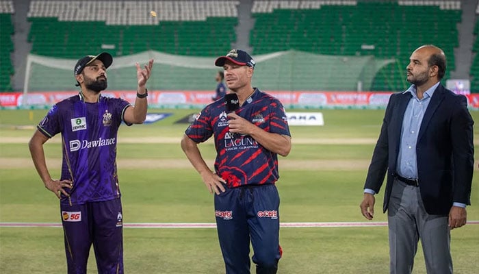 Quetta Gladiators skipper Saud Shakeel (left) and Karachi Kings captain David Warner (centre) during the toss for the Pakistan Super League 11 match at Gaddafi Stadium, Lahore, on March 27, 2026. — PSL