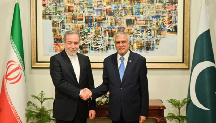 Pakistan’s Foreign Minister, Ishaq Dar (right), shakes hands with Iranian counterpart, Seyed Abbas Araghchi, in Islamabad, on May 5, 2025. (@ForeignOfficePk/X/File)