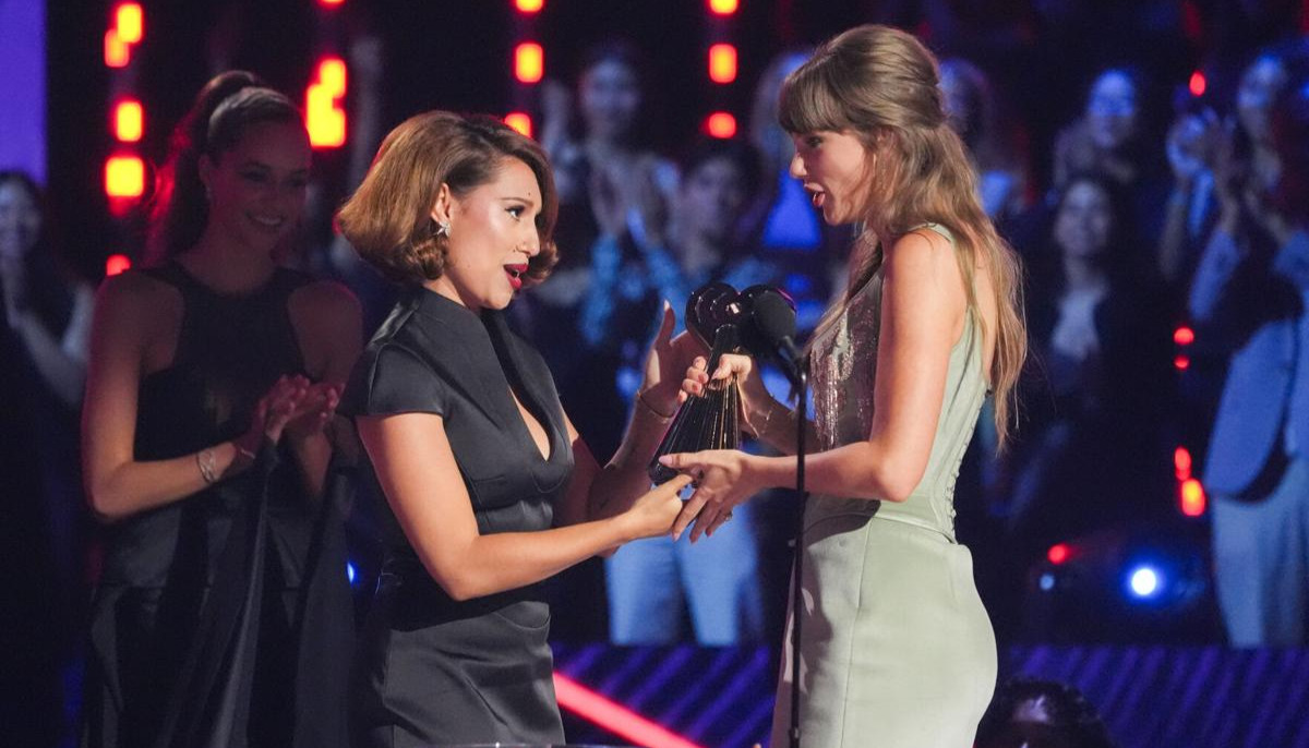 RAYE unveils Taylor Swift's red-lip secret after opening on Eras Tour