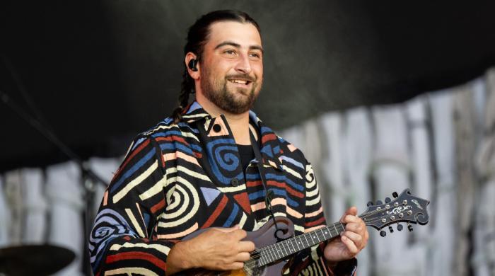 Noah Kahan dedicates success to mom Lauri Berkenkamp in new book